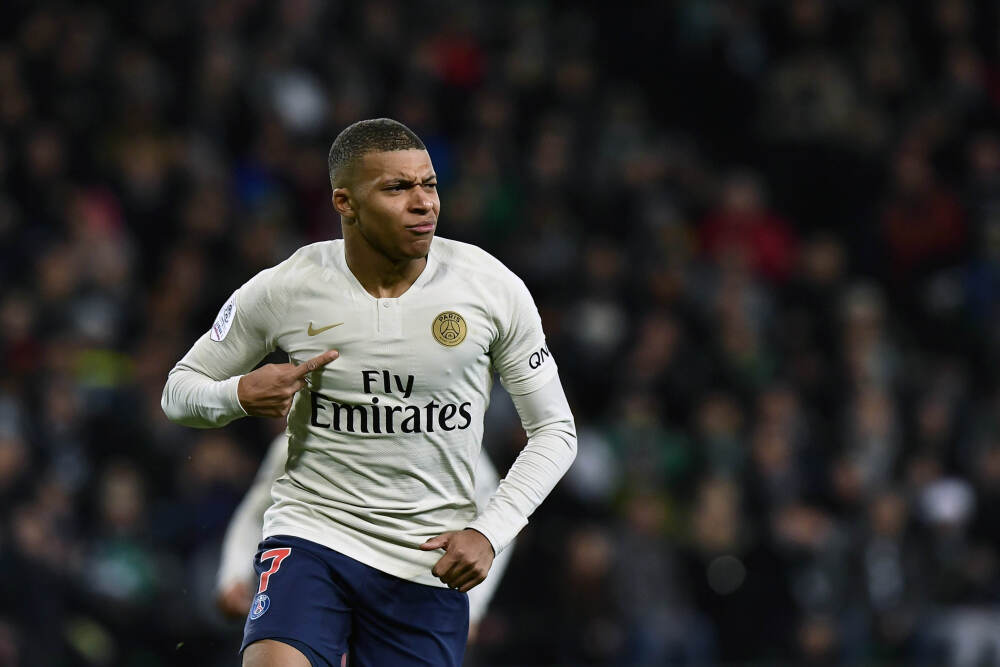 阿尔马达禁区内回做，梅西包抄打门偏出